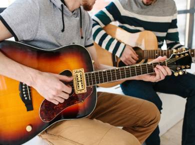 Cours de guitare Montréal:Un enseignant avec son élève