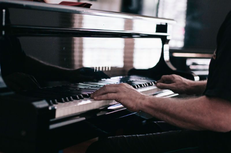 Homme qui joue du piano, cours de piano ville de québec