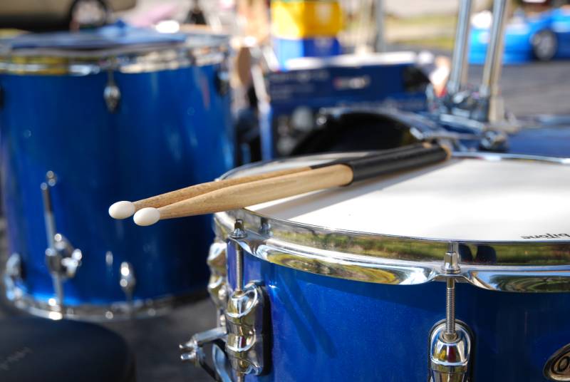 drum lessons montreal: drumsticks resting on on a snare drum.