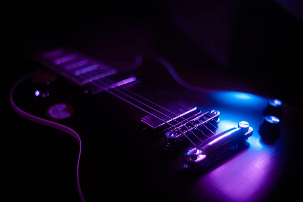 Image de guitare électrique mauve et bleu