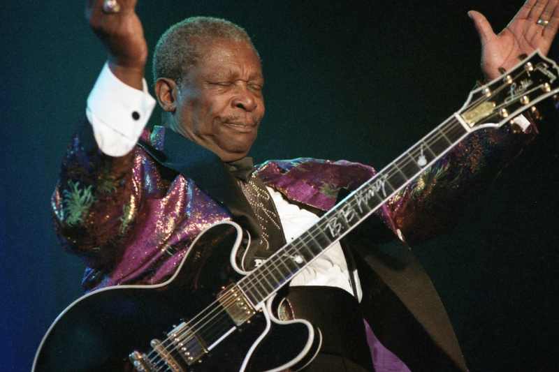 BB King clapping his hands on stage