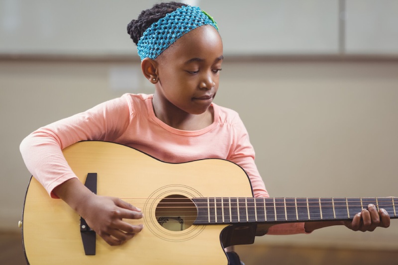 Beginner guitar lessons for kids in Toronto background image