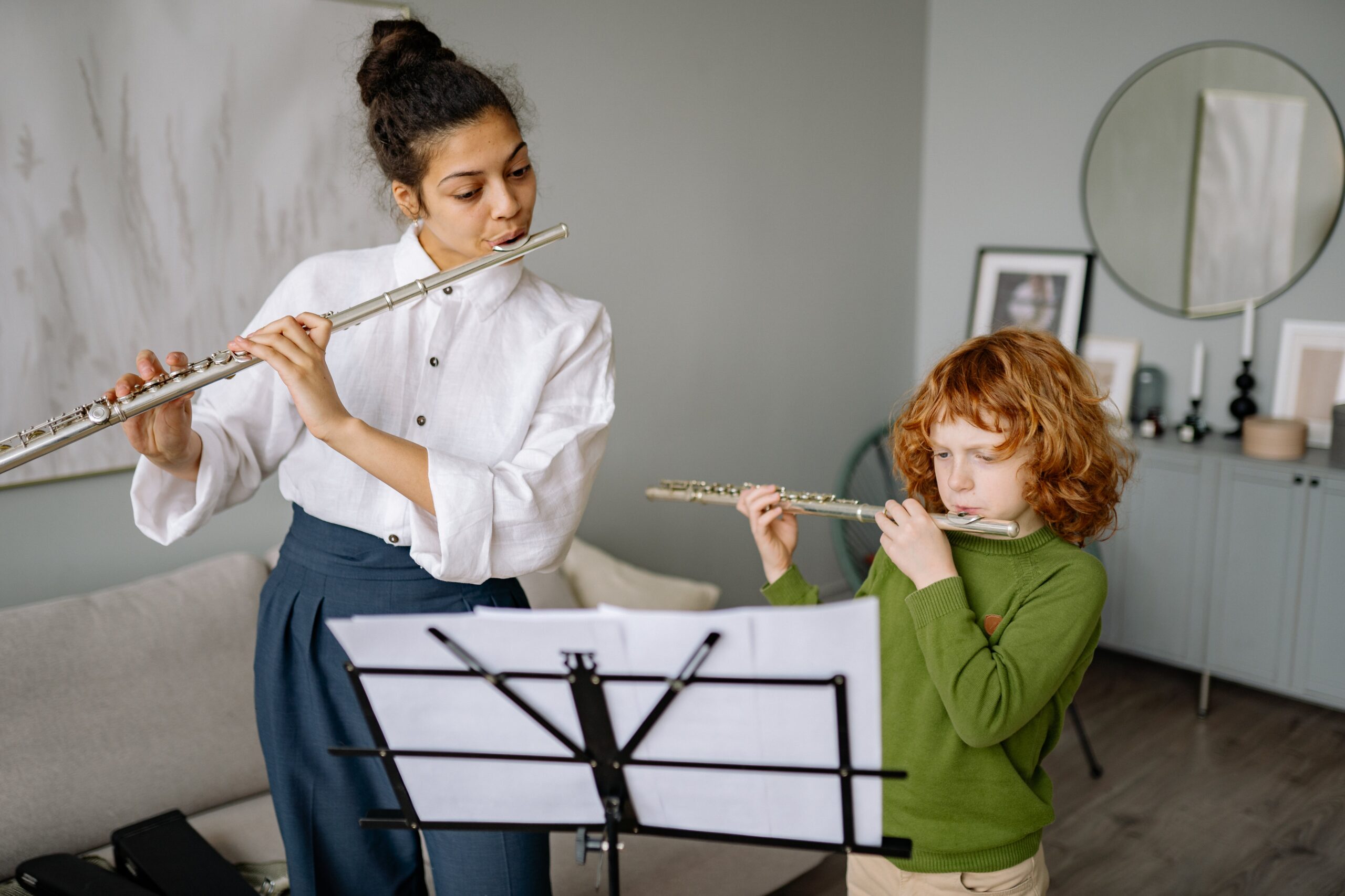 une prof et son élève pendant un cours de musique enfant à montréal