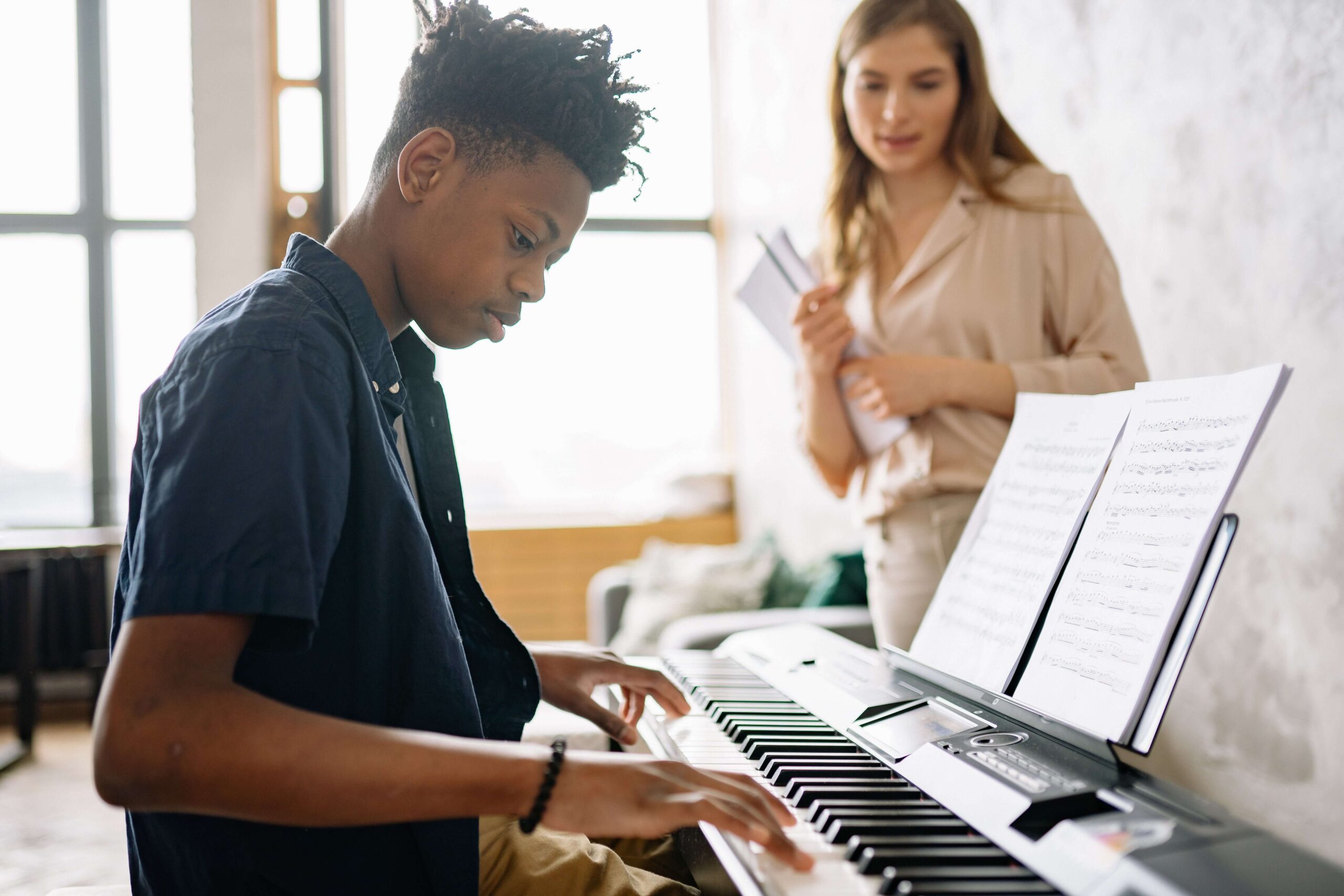 Cours de Musique à Longueuil :  une prof et son élève en pleine leçon de piano