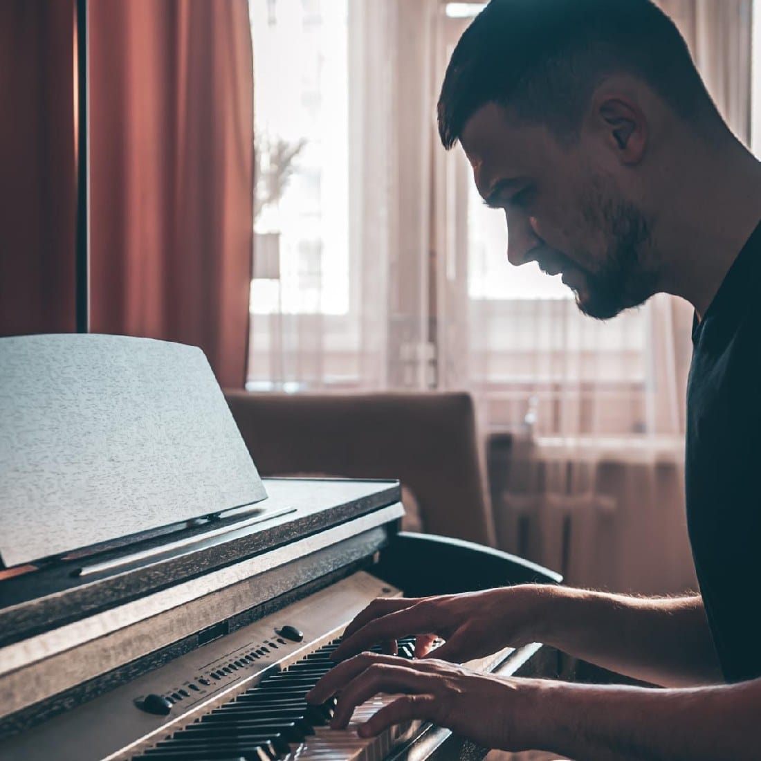 Homme qui joue le piano chez lui
Cours de piano à domicile