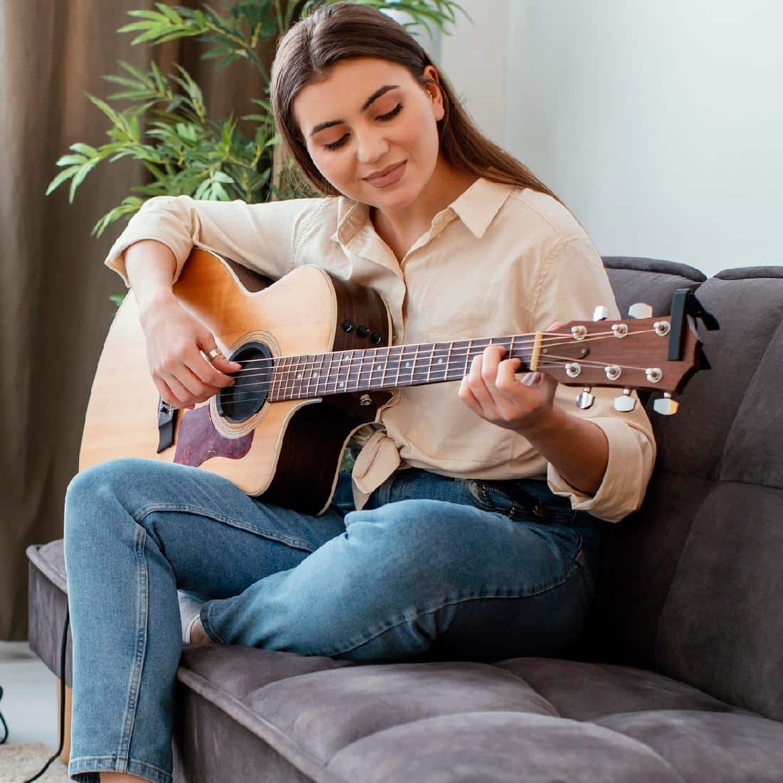 Homme qui joue de la guitare à la maison
Cours de guitare à domicile