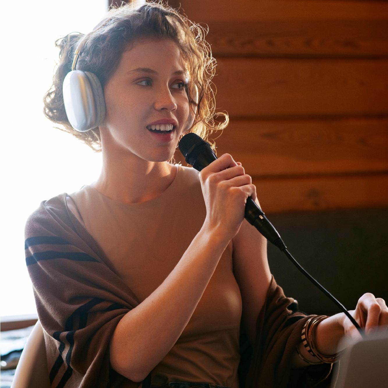 Femme qui chante avec des écouteurs
cours de chant en ligne