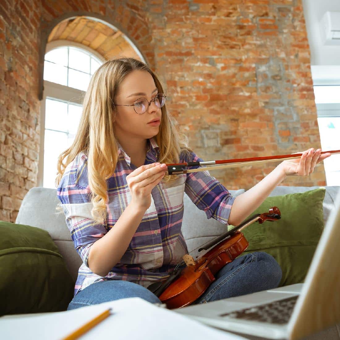 Girl learning the violin
Online Violin Lessons